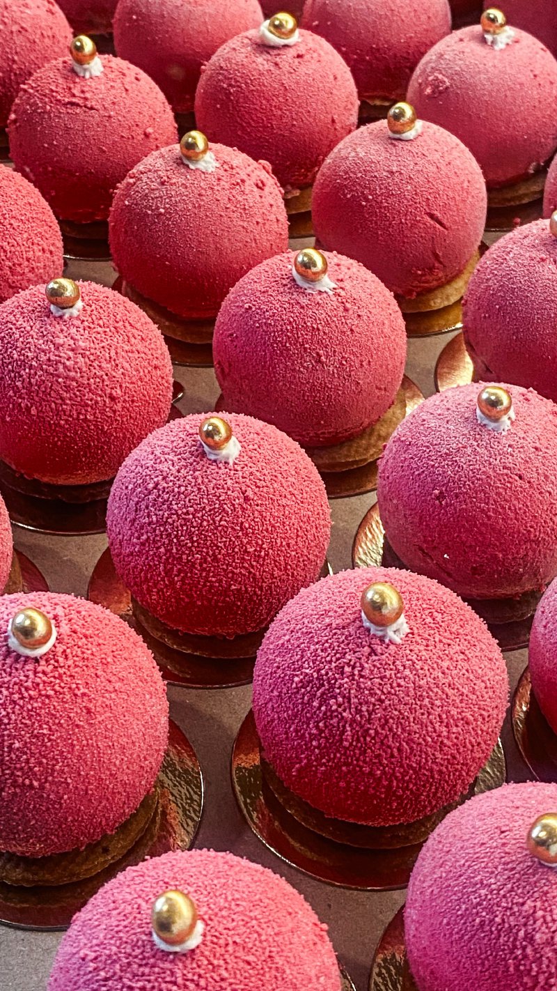 Zestaw różowych monoporcji musowych udekorowanych złotym elementem
