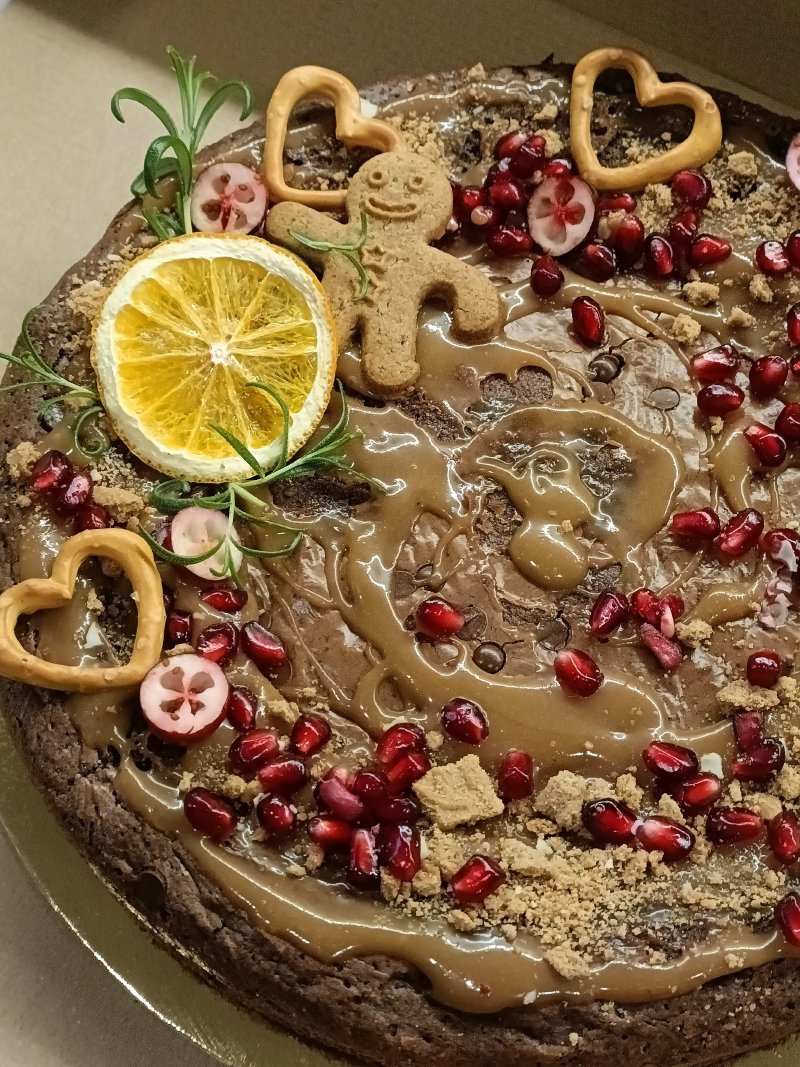 Czekoladowe ciasto z polewą karmelową i zimową dekoracją