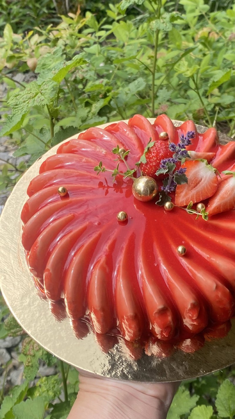 Tort truskawkowy z lustrzaną glazurą i dekoracjami ze świeżych owoców