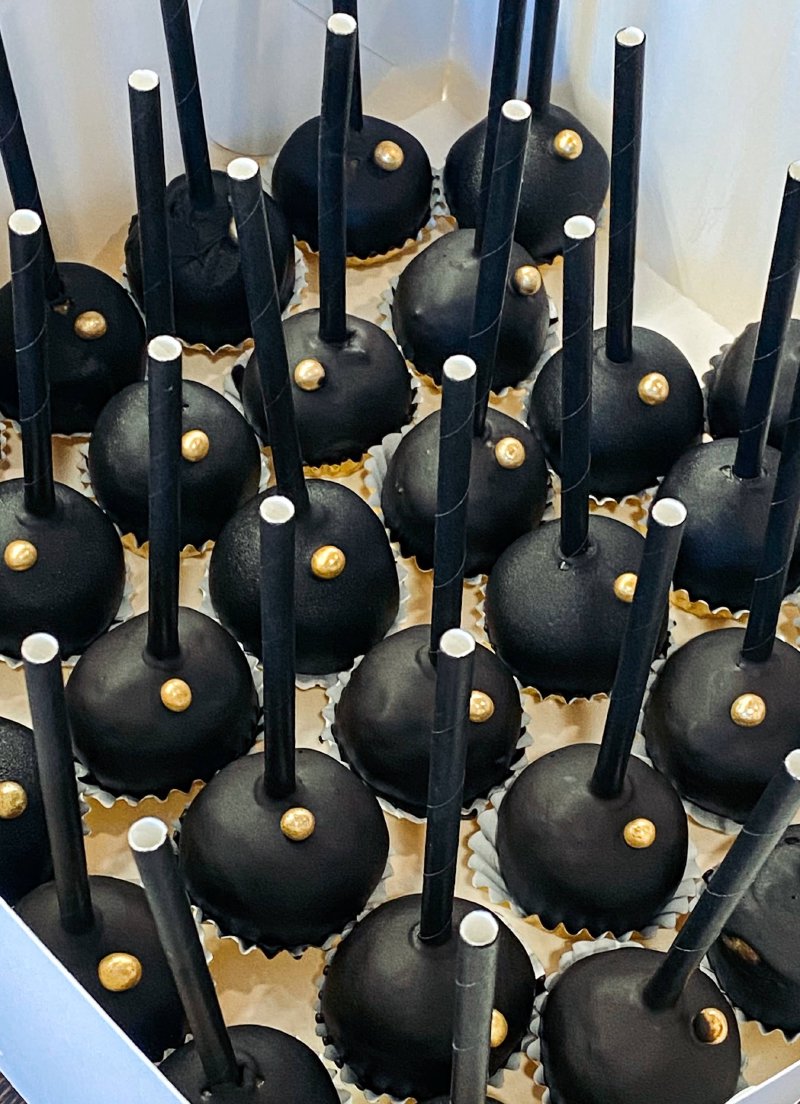 Zestaw luksusowych, czarnych cake popsów ze złotymi detalami