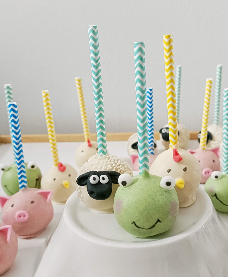 Zestaw cake popsów w kształcie zwierzątek z kolorowymi słomkami