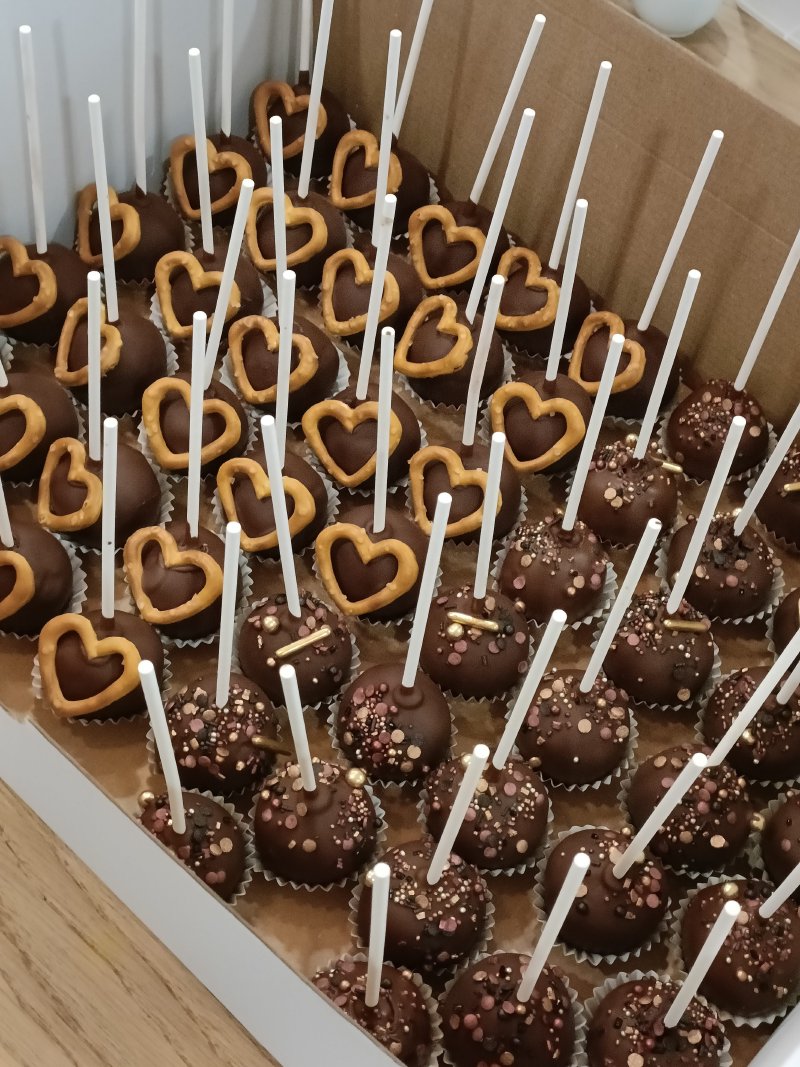 Zestaw czekoladowych cake popsów z dekoracjami w kształcie serc