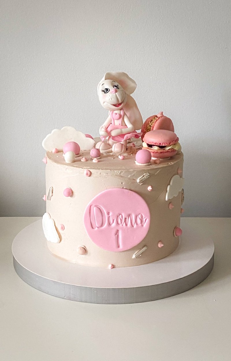Różowy tort urodzinowy dla dziewczynki z figurką królika i personalizacją.