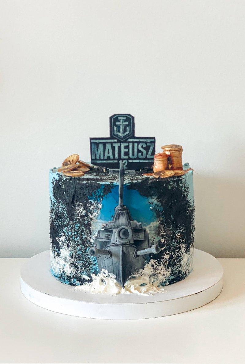 Elegancki tort urodzinowy z motywem okrętu wojennego i personalizowanym topperem MATEUSZ