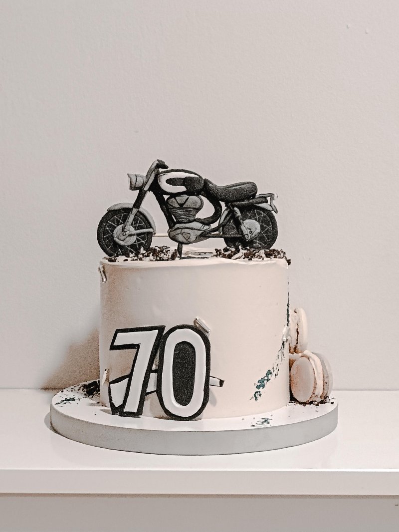 Elegancki tort urodzinowy z motorem i liczbą 70 w czerni i bieli