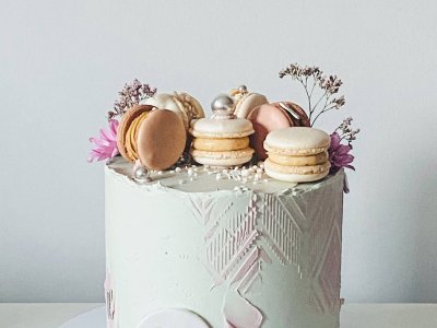 Elegancki tort urodzinowy ozdobiony makaronikami i kwiatami z cyfrą 35