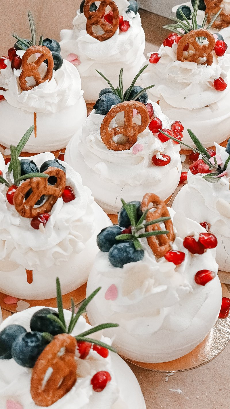 Zestaw mini bez Pavlova udekorowanych owocami i preclami