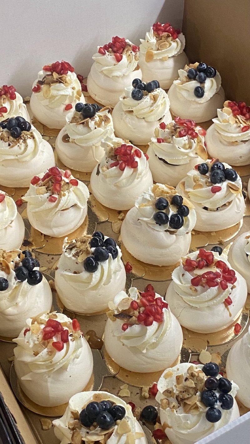Zestaw mini bez Pavlova udekorowanych owocami i bitą śmietaną