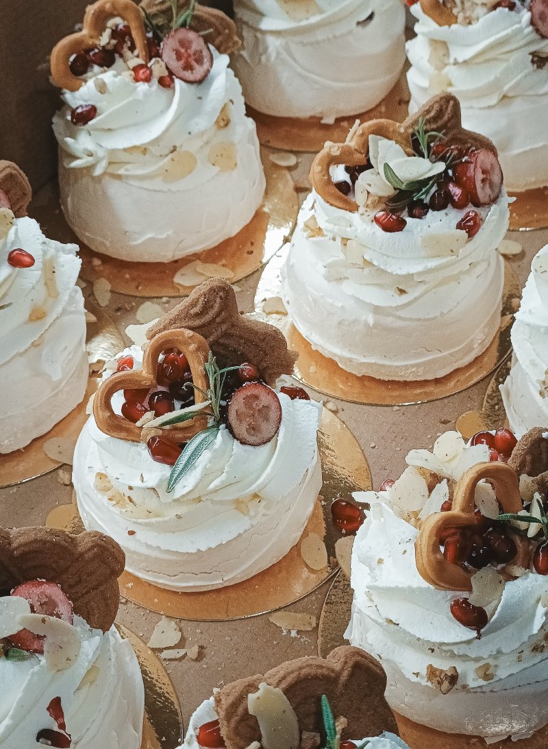 Miniaturowe bezy Pavlova udekorowane bakaliami i owocami