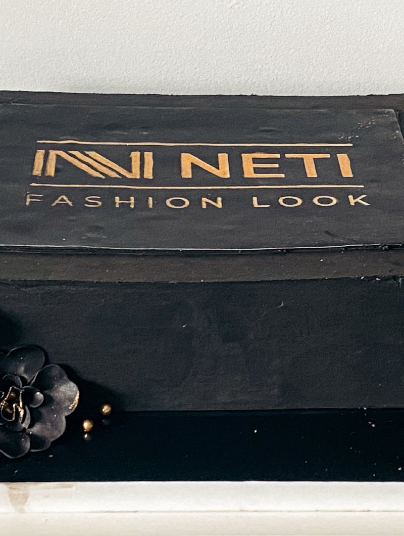 Elegancki czarny tort z złotym napisem 'INNINETI FASHION LOOK'