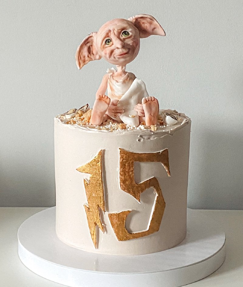 Tort urodzinowy z figurką Dobby'ego i złotymi cyframi 15